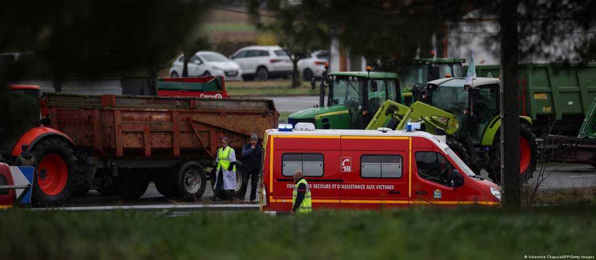 फ्रांस: महंगाई कम करने से नाराज किसान कर रहे हैं चक्का जाम